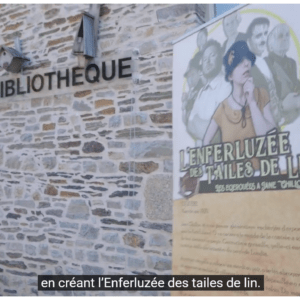 Kakemono de l'enquête devant la médiathèque